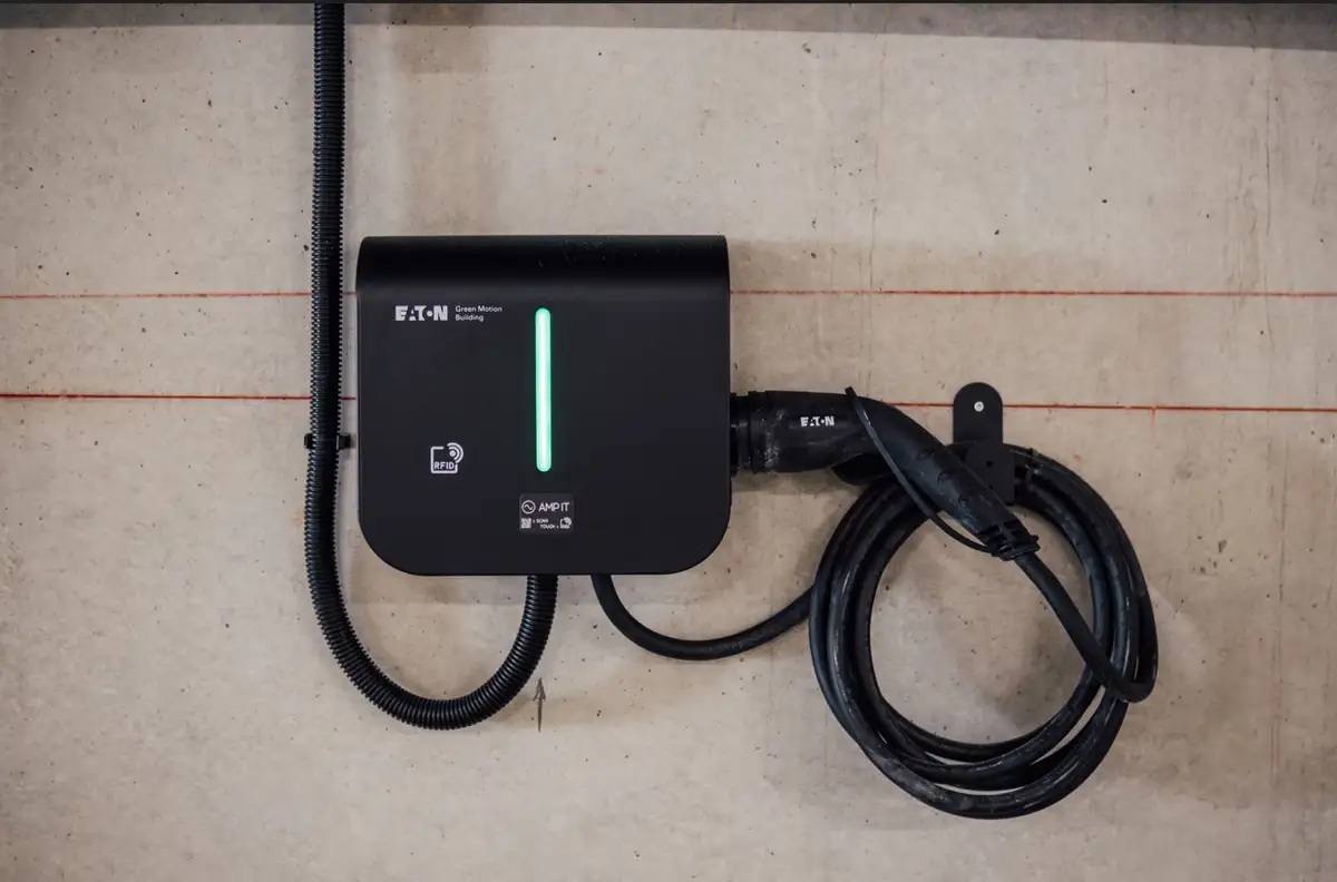 Eaton et AMP IT collaborent pour offrir un service de recharge pour véhicules électriques